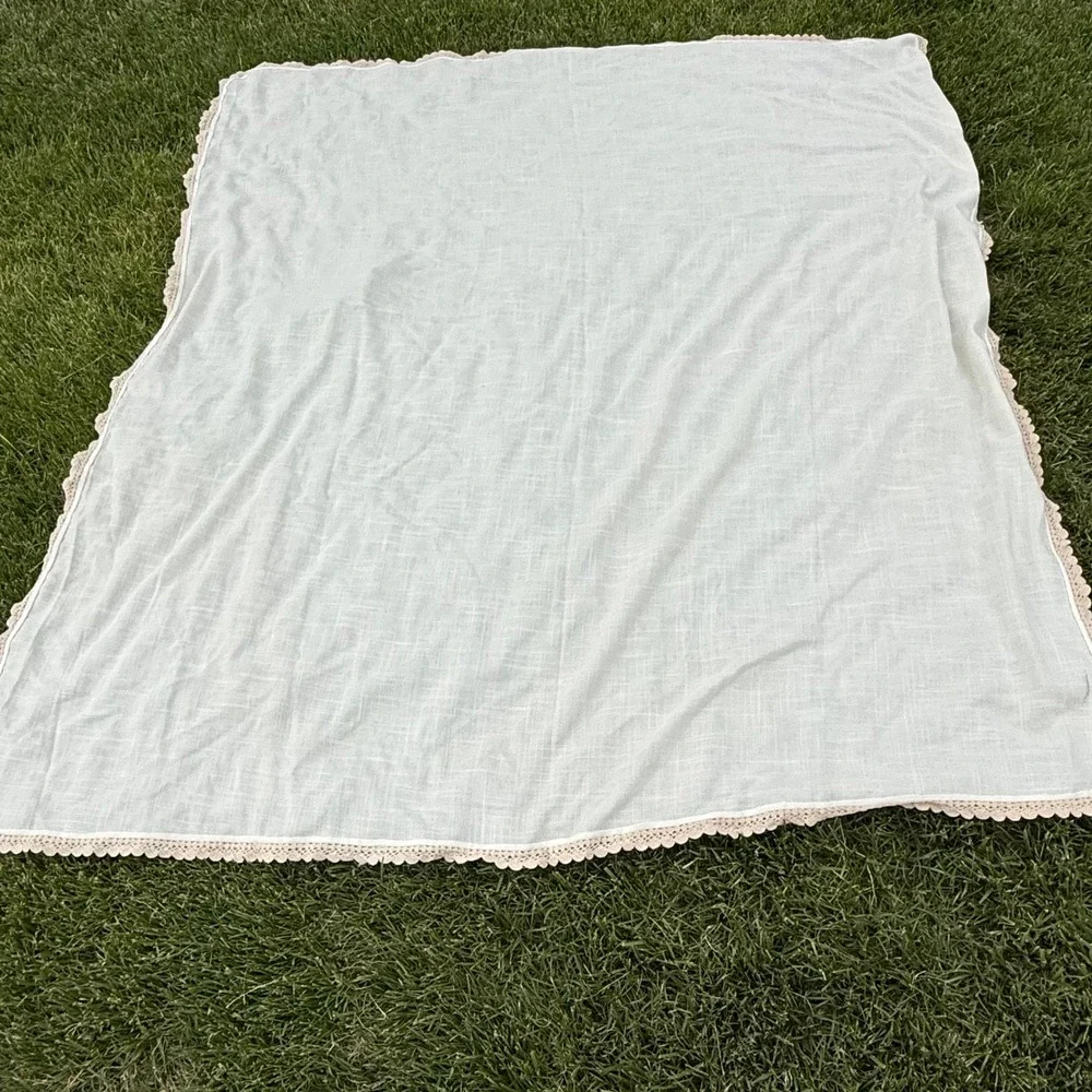 Vintage Ivory Linen Tablecloth‎ Crochet Lace Trim Scalloped Cottage core Throw